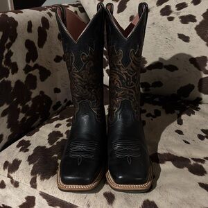 Ariat women’s cowboy boots only worn twice!